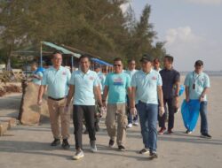 Pj Gubernur Suganda Ikut Berpartisipasi di Kegiatan Beach Cleaning Bank Indonesia