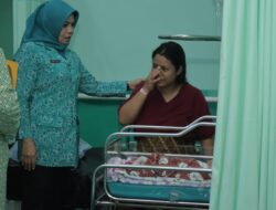 Rayakan Hari Ibu & IIDI Pangkalpinang, Safriati Safrizal Serahkan Akte Lahir Anak