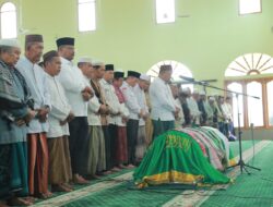 Bersama Ratusan Jemaah, Pj Gubernur Safrizal Ikut Salatkan Jenazah Ayahanda ‘Atok Kulop”