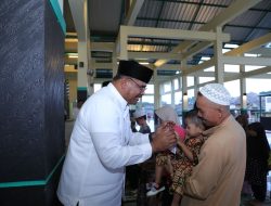 PJ Gubernur Safrizal ZA Berbuka Puasa Bersama 20 anak Yatim Piatu Dan Beri Santunan di Masjid Raya Tua Tunu