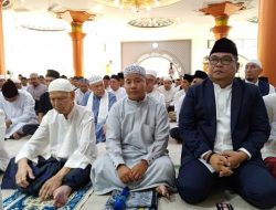 Pj Bupati Bangka Sholat Idul Fitri di Masjid Agung Sungailiat