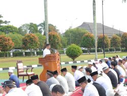 Fery Afriyanto Bacakan Sambutan Pj Gubernur Babel Safrizal ZA Pada Pelaksanaan Salat Idul Adha 1445 H di Halaman Kantor Gubernur Kepulauan Bangka Belitung