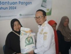 Bupati Bangka Tengah Serahkan Bantuan 10 Kg Beras ke 41 KK di Desa Guntung