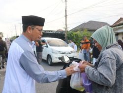 Bupati Bangka Tengah Bersama Istrinya Bagi Takjil Gratis Kepada Masyarakat