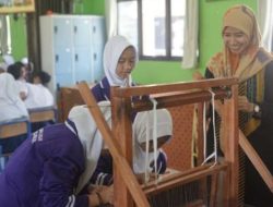 SMPN 3 Satu Atap Sungaiselan Olah Produk Kerajinan dari Pelepah Pohon Nipah