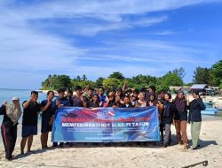 UKM UBB Diving Club Gelar Upacara Bendera Bawah Laut dan Pembentangan Bendera Raksasa di Perairan Pulau Semujur