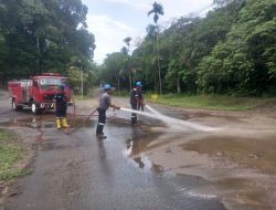 Cegah Kecelakaan Lalu Lintas, Karyawan PT Timah Bersihkan Tumpukan Pasir di Komplek Timah Bangka Barat