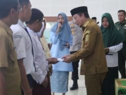 Bupati Algafry Serahkan Beasiswa Prestasi Untuk Pelajar Se-Bangka Tengah