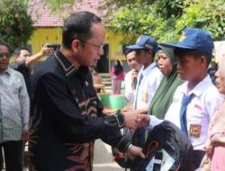 Tingkatkan Semangat Belajar, Algafry Serahkan Perlengkapan dan Peralatan Sekolah Jenjang SD dan SMP