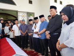 DPRD Babel Beri Penghormatan Terakhir Sebelum Almarhum Tarmizi Saat Dikebumikan