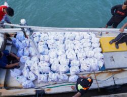 PT TIMAH Tbk Ringankan Beban Warga Penutuk Pasca Bencana Banjir Rob