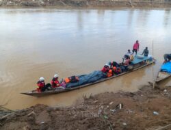 Mengarungi Sungai, Tim ERG PT TIMAH Tbk Antarkan Bantuan Logistik untuk Warga Kampung Sekumur di Aceh Tamiang