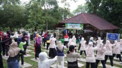 Di Bawah Rindangnya Pepohonan, PT TIMAH Ajak Masyarakat Hidup Sehat Lewat Senam Bersama