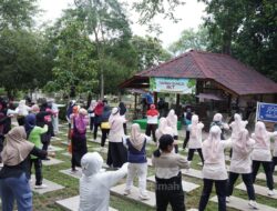 Di Bawah Rindangnya Pepohonan, PT TIMAH Ajak Masyarakat Hidup Sehat Lewat Senam Bersama