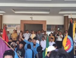 Mahasiswa UBB Gelar Aksi Damai, Gubernur Babel dan Ketua DPRD Temui Massa di Depan Gedung